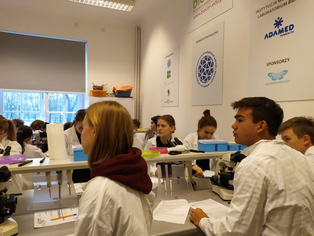 Uczniowie uczestniczą w warsztatach w Biocentrum Edukacji Naukowej